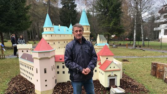 Kamil Fischer pred modelom Bojnického zámku.