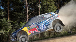 Mercedes chce pozvať na testy aj Rossiho a Ogiera