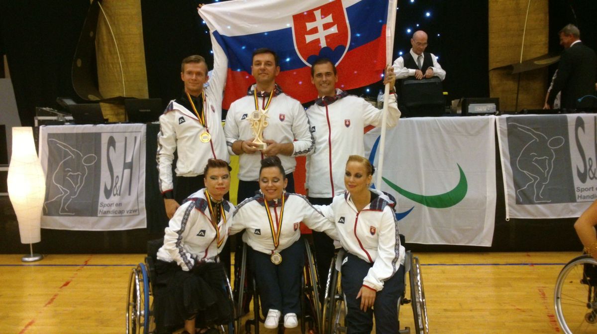 Reprezentácia Slovenska. Marika vľavo, nad ňou...