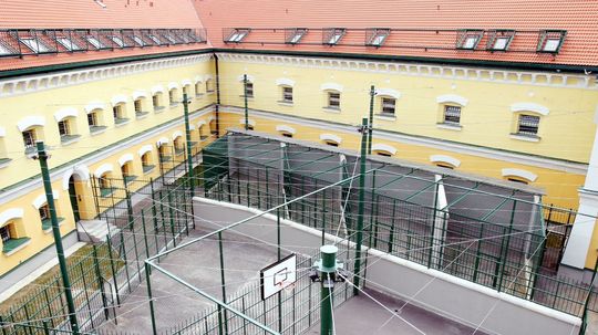 Poplach vo väznici v Leopoldove. Pes označil dva balíky ako výbušninu, polícia nič nenašla