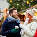 Vianoce, vianočné trhy, stánky, advent, dvojica, brada, láska, dvaja, horúci nápoj, čaj, káva, pitie, zima, kabáty,