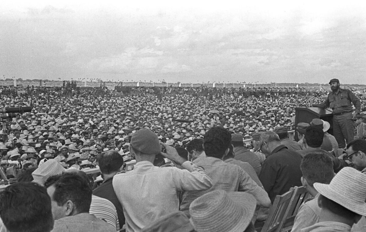 Na archívnej snímke z októbra 1967 Castro reční...
