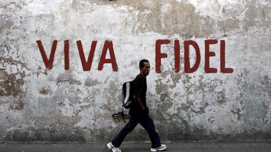 Nápis na stene "Nech žije Fidel" v meste...