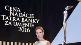 Moderátorka Adela Banášová v kreácii od Lenky Sršňovej. 