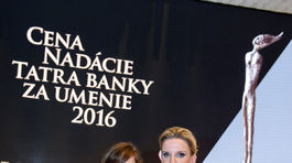 Moderátorka Adela Banášová v kreácii od Lenky Sršňovej. 