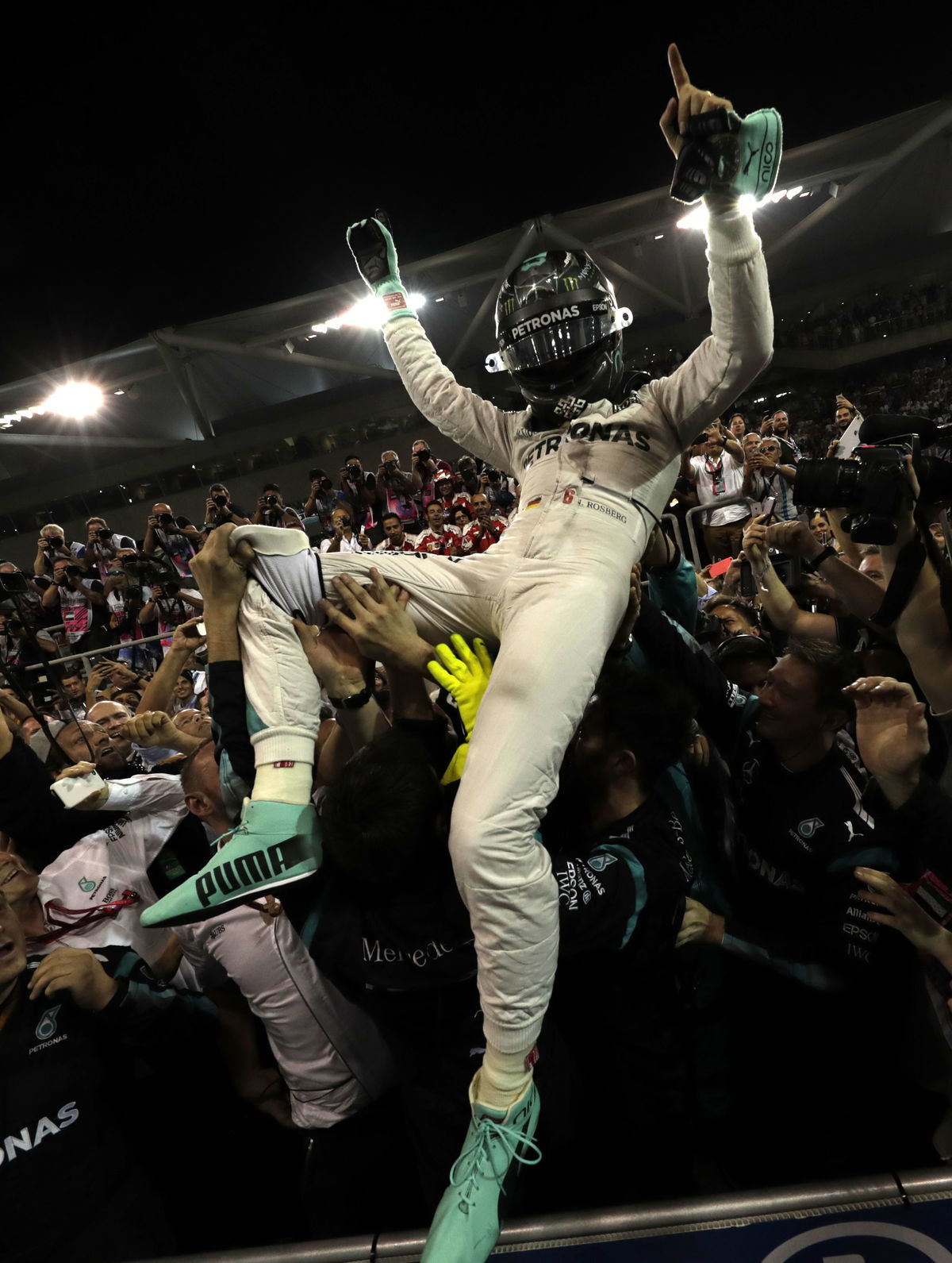 Nico Rosberg oslavuje svoj prvý titul majstra...