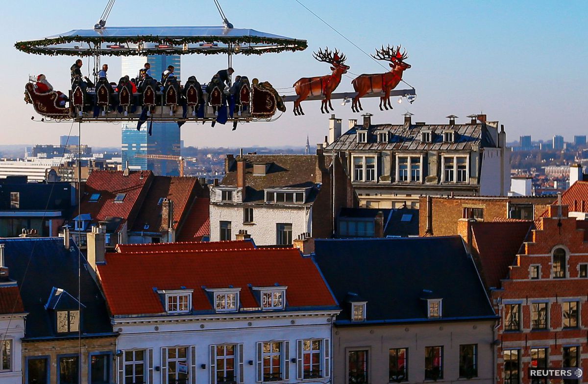 Santa Claus, soby, sane, Santa v oblakoch, Brusel, Belgicko, Stolovanie v oblakoch
