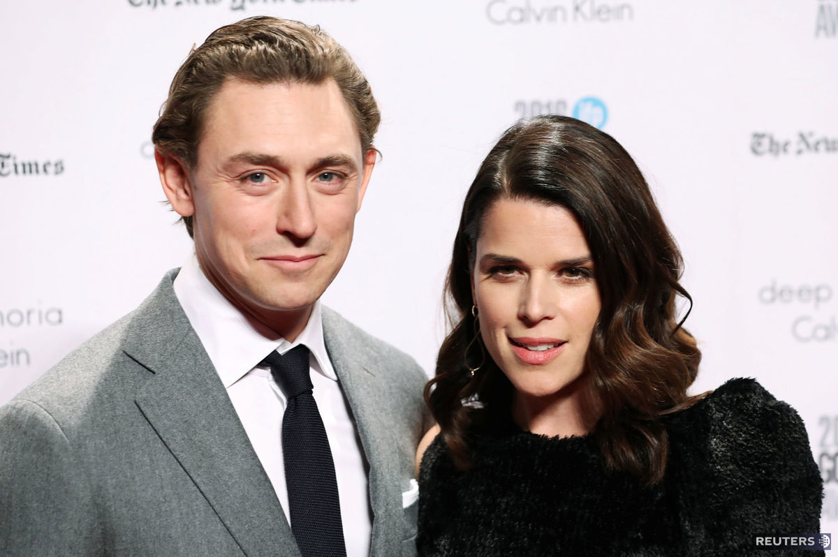 Neve Campbell a JJ Feild počas udeľovania...