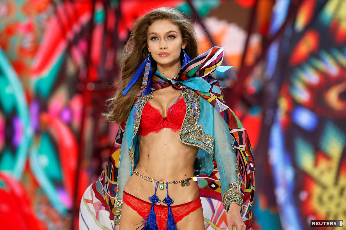 Modelka Gigi Hadid na prehliadke...
