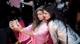 Modelka Gigi Hadid si robí selfie v zákulisí. 