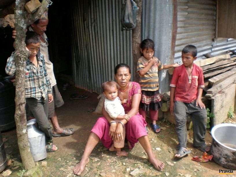 Ajaya Dangalová s dvoma dcérami, ktorá sa...