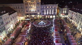 Vianoce, vianočné trhy, advent, Bratislava, Hlavné námestie, stánky