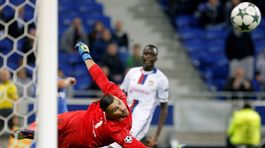 Pod ležiacim brankárom Lyonu vybuchla pyrotechnika. Zápas ukončili