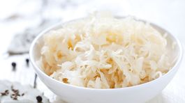 Vylievate šťavu z kyslej kapusty, lebo vám nechutí? Veľká chyba!