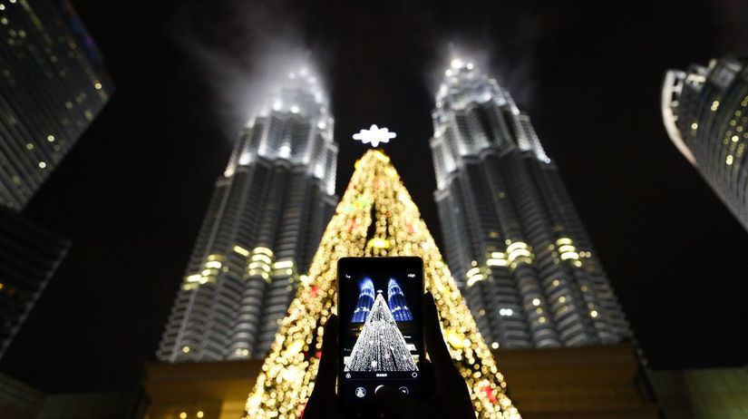 Vianoce pred kualalumpurskými vežami Petronas...