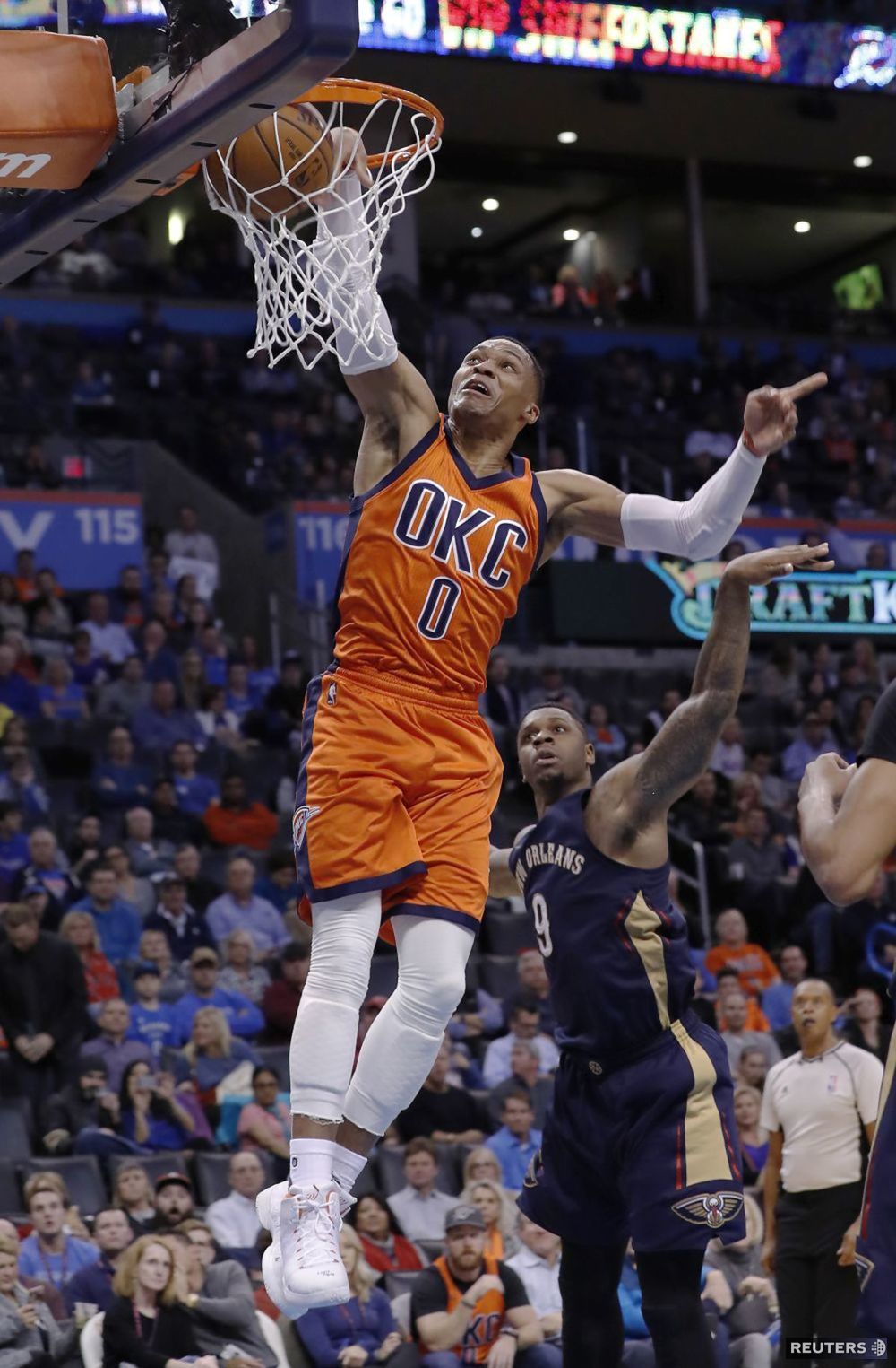 Russell Westbrook zakončuje akciu Oklahomy.