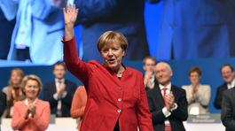Merkelová získala dôveru CDU, chce zákaz zahaľovania tváre