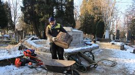 Národný cintorín vyzerá po smršti žalostne