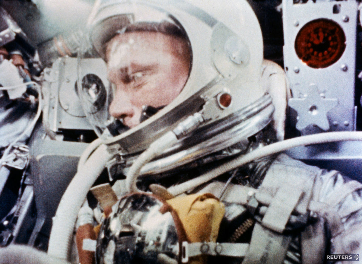 John Glenn na historickej snímke z 20. februára...
