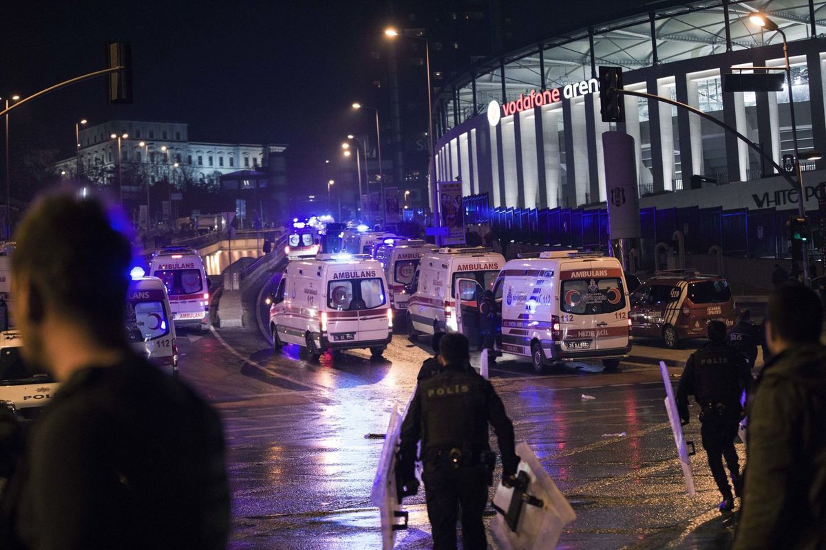 Záchranári a polícia mieria na miesto výbuchov.
