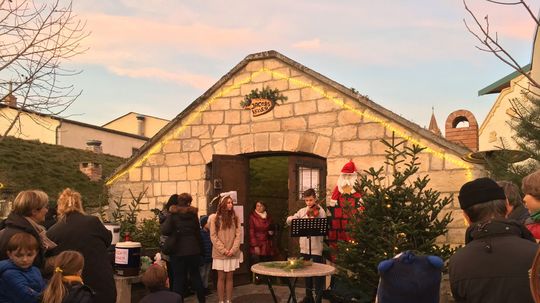 Ulička vínnych pivníc v Purbachu dýcha v...