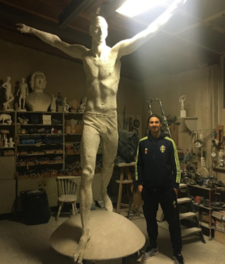 Zlatan Ibrahimovič pri svojej nedokončenej soche.