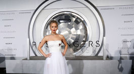 Herečka Jennifer Lawrence v kreácii Dior. 