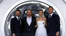 Morten Tyldum (druhý zľava) pózuje s hercami - zľava: Michael Sheen, Jennifer Lawrence a Chris Pratt.