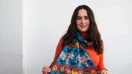 Na hodváb maľuje pestrý svet prírody a rozprávok