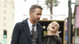 Herec Ryan Reynolds pózuje s kolegyňou - herečkou Annou Farisovou.
