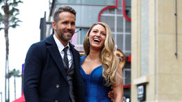 Herec Ryan Reynolds pózuje s krásnou manželkou Blake Lively.
