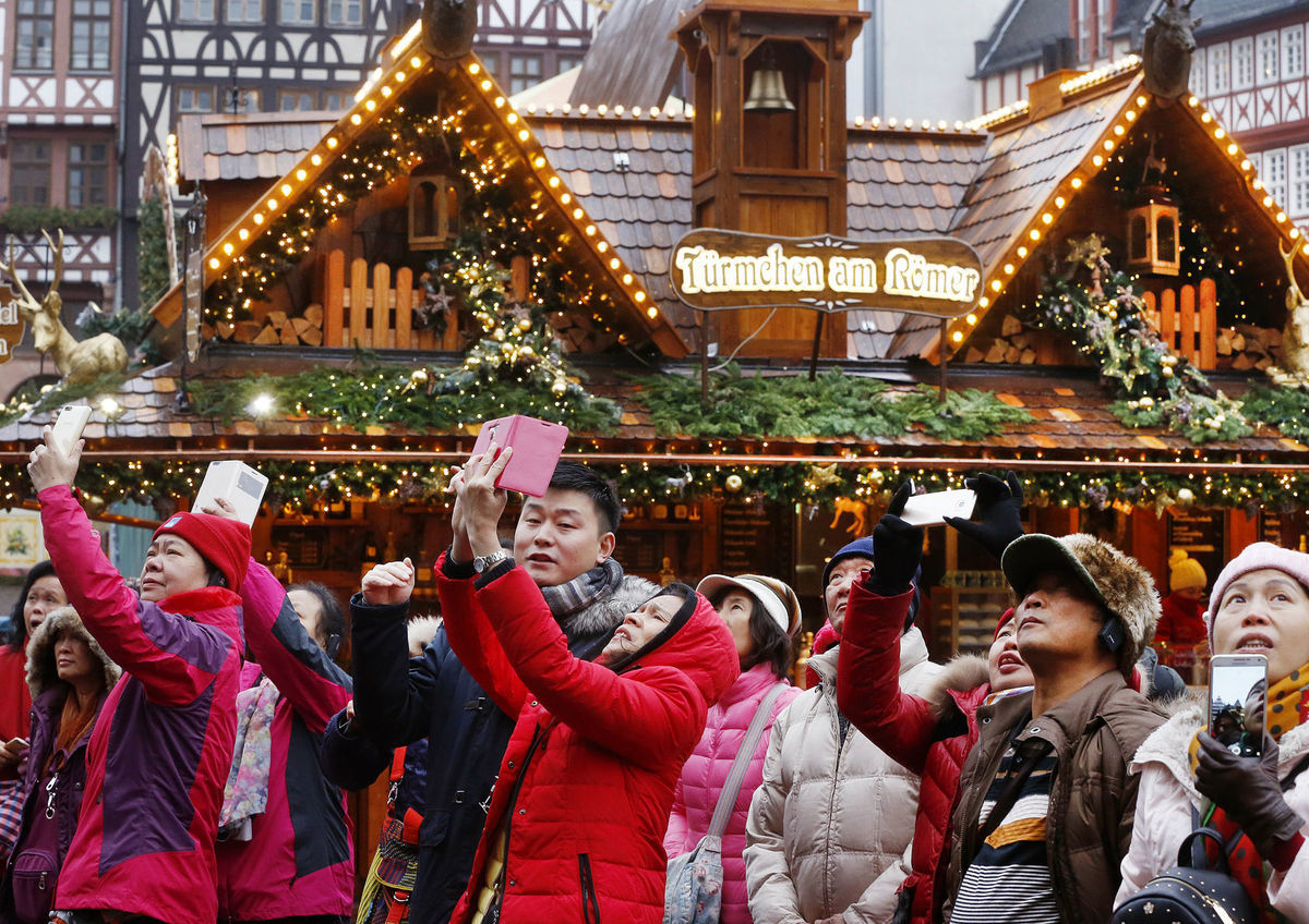 vianočné trhy, adventné trhy, stánky, turisti, Číňania, mobily, fotenie