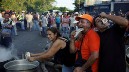 Venezuela čelí masovým protestom a rabovaniam