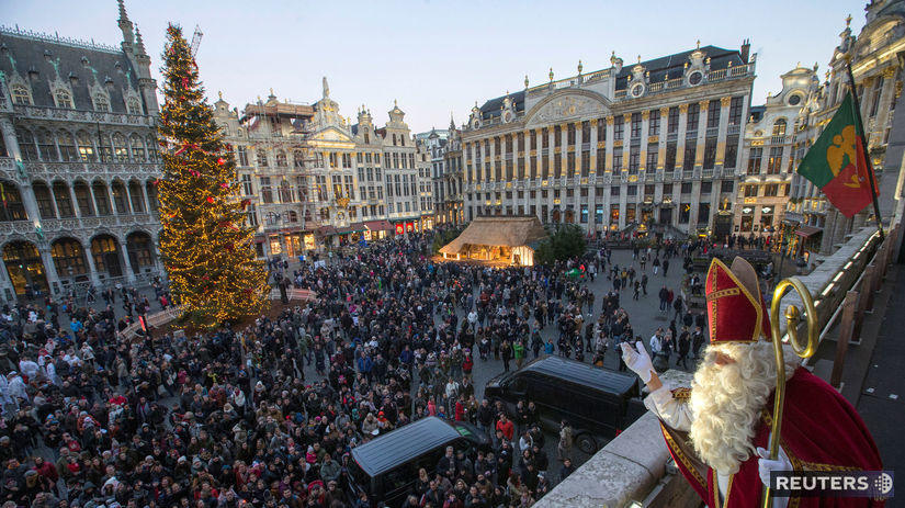 Mikuláš máva z balkóna Grand Place v Bruseli.