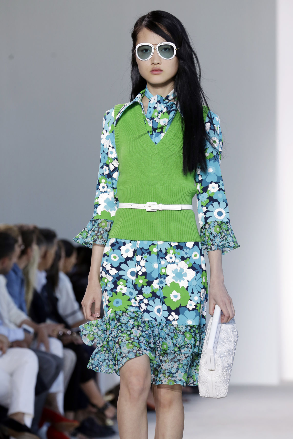 Modelka v kreácii z dielne Michael Kors na jar...