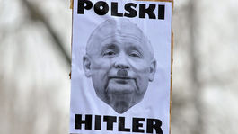 Poľskí policajti odohnali demonštrantov od parlamentu