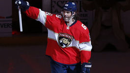 V NHL si neželajú, aby hral v Kladne. Jágr reagoval mačkou s dolármi a fľaškou