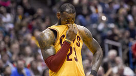 Ako odtrhnutý z reťaze: Cleveland vyhral, LeBron James nastrieľal 57 bodov