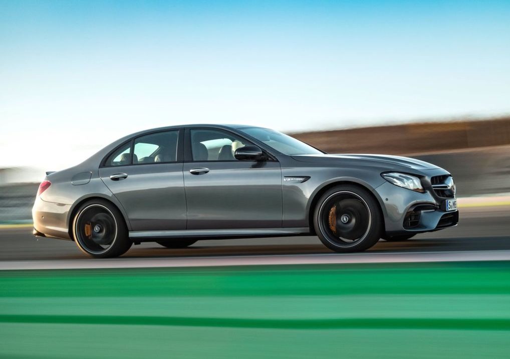Mercedes-AMG E 63 sa z 0 na 100 km/h rozbehne...