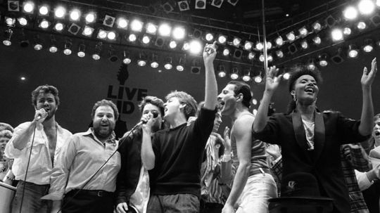 Zľava: George Michael, Harvey Goldsmith, Bono,...