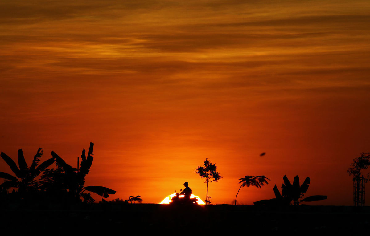 západ slnka, Mjanmarsko, motorka,