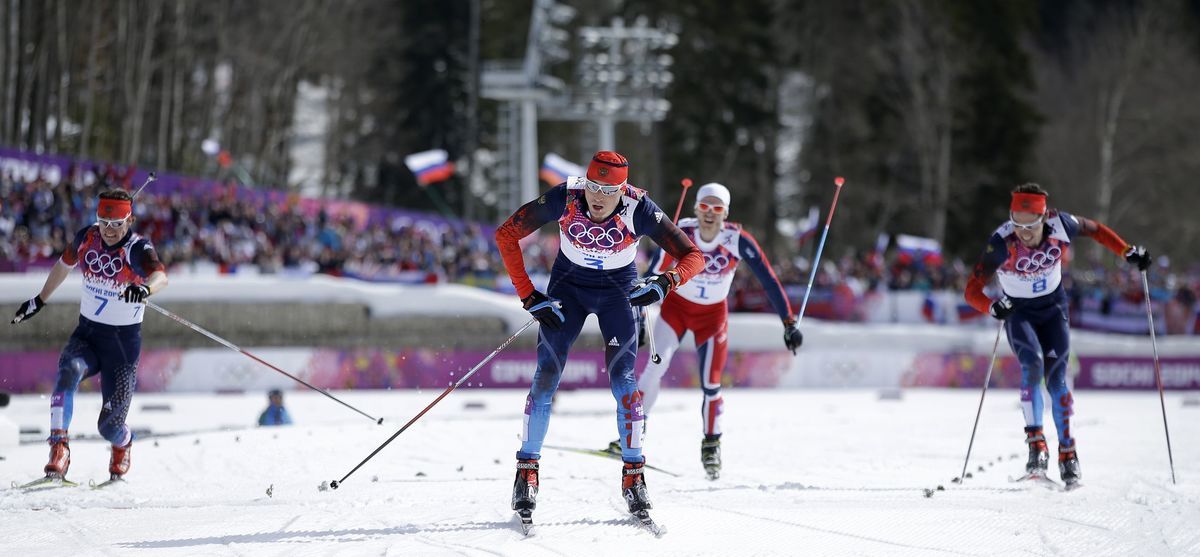 Zlatý medailista Alexander Legkov (vpravo) v...
