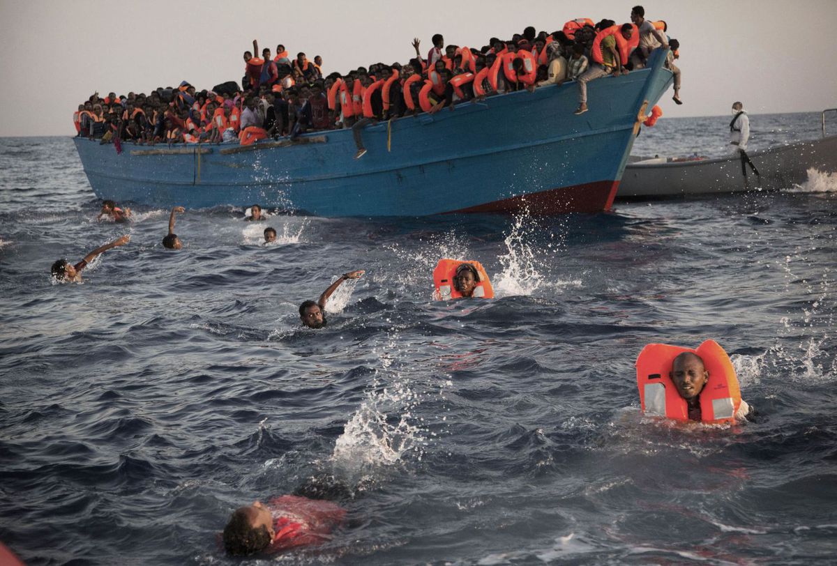 Migrantov na člne v Stredozemnom mori...