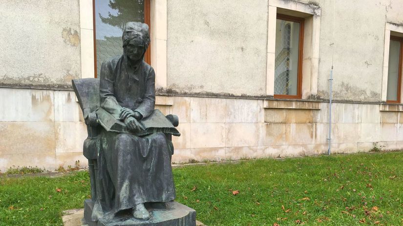 Socha Naša matka v Liptovskom Mikuláši