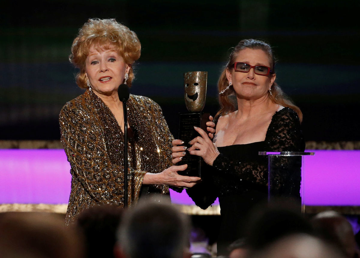 Debbie Reynolds (vľavo) s dcérou Carrie...