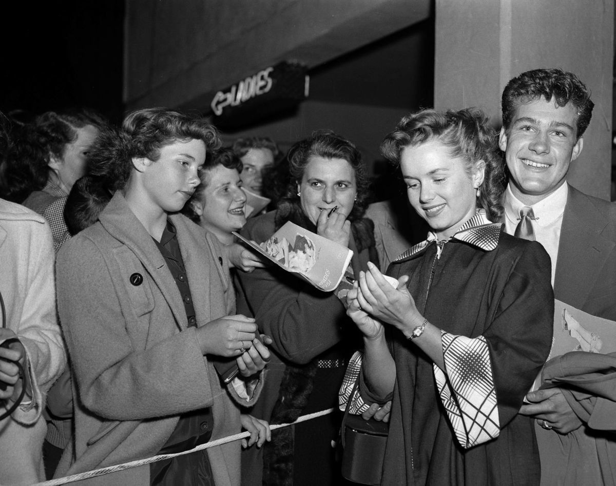 Debbie Reynolds v Los Angeles obklopená...