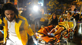 Po streľbe v istanbulskom klube sú desiatky mŕtvych, po páchateľovi pátrajú