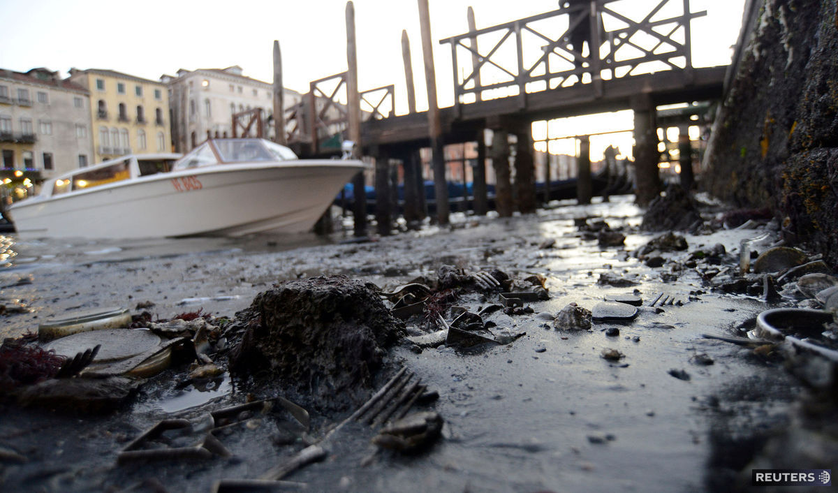 Taxi člny na Grand kanáli počas veľkého poklesu...