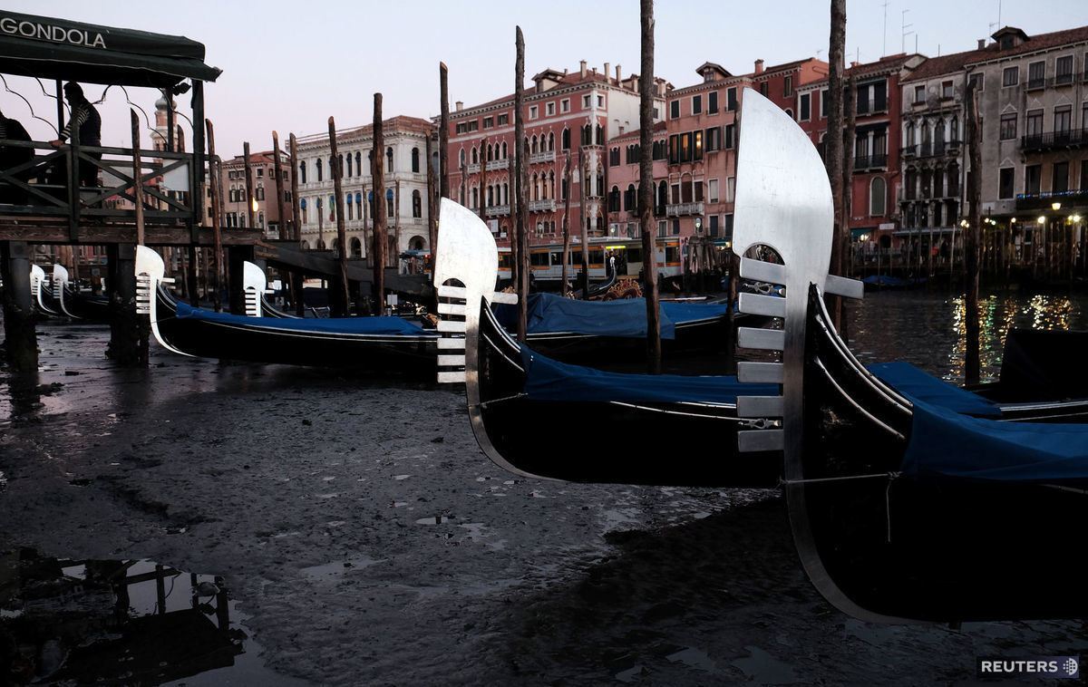 Gondoly uviazli v bahne.