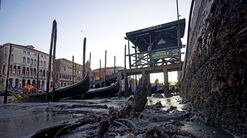 Takto to vyzerá neďaleko slávneho mosta Rialto...